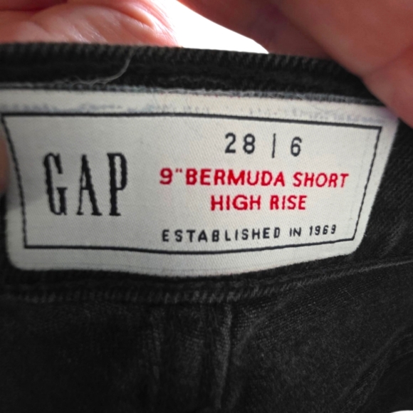 GAP Charcoal 9" Bermuda Denim Shorts Size '28/6 - Picture 2 of 5